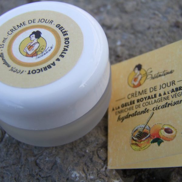 Moisturizing and healing royal jelly and apricot face cream